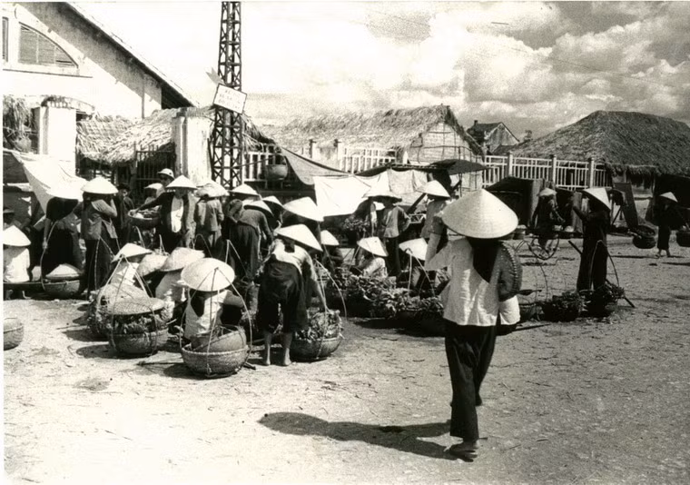 Một khu chợ họp ở ngoại thành Hà Nội.