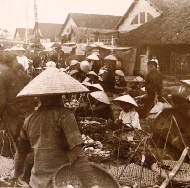 Cảnh nhộn nhịp của khu chợ.