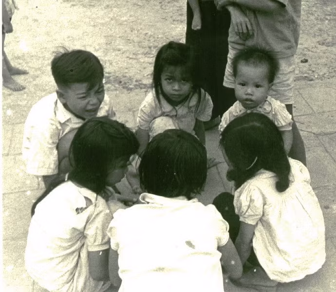 Tụ tập chơi đùa.