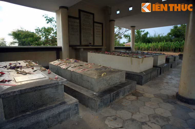Bên trong có tất cả 6 mộ phần. Mộ ông bà Trần Trinh Trạch - hai vị thân sinh Công tử Bạc Liêu - nằm chính giữa, hai bên là mộ con cái.