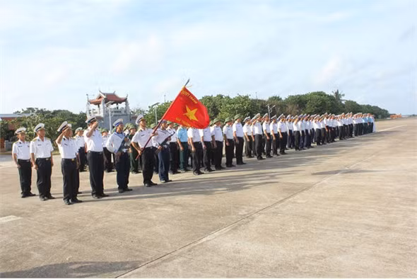 Không chỉ là nơi máy bay cất, hạ cánh, đường băng của sân bay Trường Sa cũng đảm nhiệm chức năng của một quảng trường lớn, nơi tiến hành những nghi lễ trang trọng của người lính đảo.