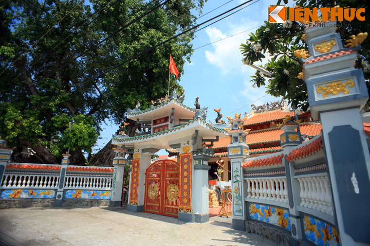 Sau khi Nguyễn Trung Trực bị xử ngày 27/10/1868, những người dân yêu kính ông ở Rạch Giá đã bí mật thờ ông trong đền thờ Nam Hải đại tướng quân (cá Ông). Ban đầu, đây chỉ là một ngôi đền nhỏ bằng gỗ, lợp lá. Sau những lần xây dựng vào năm 1881 và 1964, ngôi đình đã có diện mạo bề thế như ngày nay.