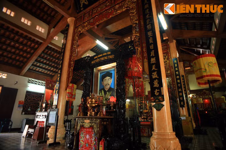 Bên trong đình, lãnh tụ Nguyễn Trung Trực được thờ ở vị trí trung tâm. Bện cạnh đó còn có ngai thờ Phó cơ Nguyễn Hiền Điều và Phó lãnh binh Lâm Quang Ky - những cộng sự thân tín của ông, ngai thờ Nam Hải Ðại tướng quân theo phong tục của người dân miền biển và các bàn thờ Tây hiến, Đông hiến, Tiền hiền, Hậu hiền, Thủy long, Đồng bào nghĩa quân liệt sĩ.
