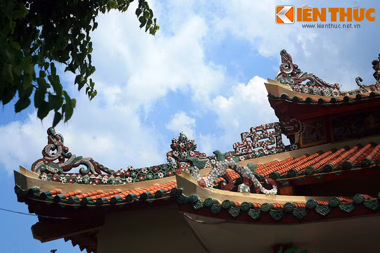 Các họa tiết trang trí khảm sành sứ trên mái đình thần Nguyễn Trung Trực ở Rạch Giá.