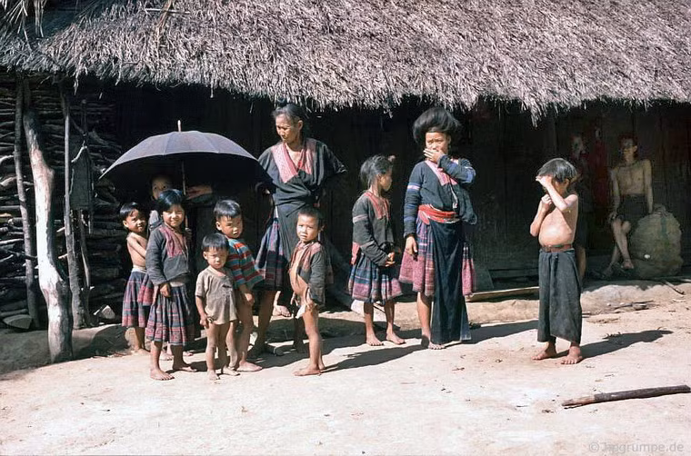 Trẻ em và phụ nữ H'Mông.