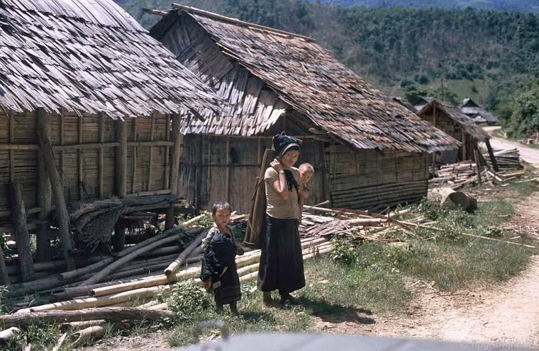 Đầu những năm 1990, phần lớn địa bàn Lai Châu là vùng núi non hẻo lánh, ít người lai vãng.