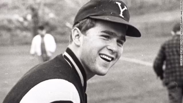 Nụ cười tươi rói của chàng trai George W. Bush thời theo học ở trường Yale.