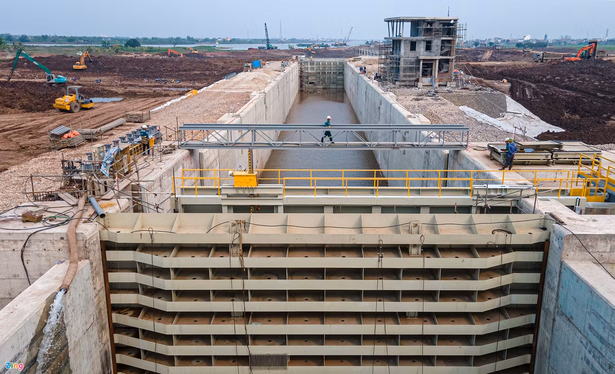 Cửa đóng xả phía sông Đáy nặng gần 80 tấn, được làm bằng thép theo tiêu chuẩn Nhật. Khi có tàu, cửa lớn vẫn đóng và chỉ mở hai cửa xả nhỏ phía dưới. Khi nước phía trong và ngoài sông cân bằng, cửa mới mở để cho tàu qua. Ngoài ra, cửa này còn có nhiệm vụ ngăn nước mặn từ sông Đáy.