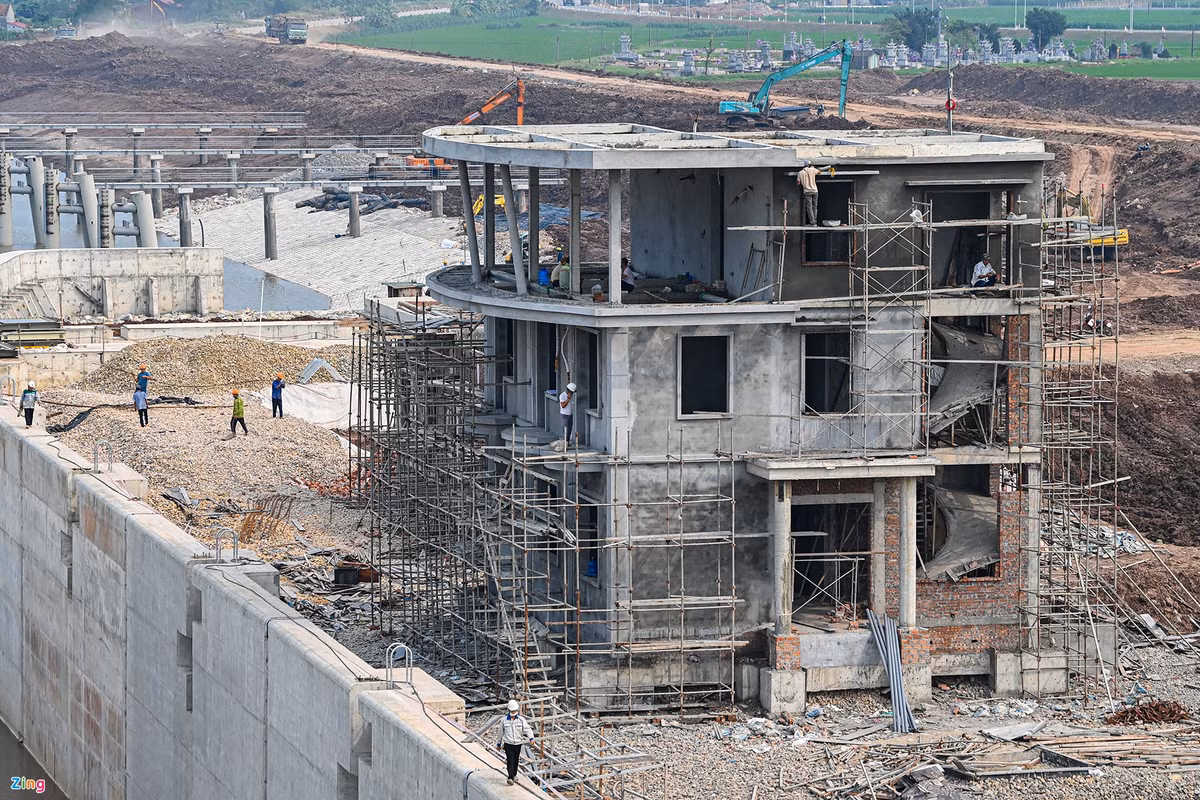 Ban Quản lý dự án đường thủy cho biết toàn bộ công trình được xây dựng bởi các kỹ sư trong nước, 90% thiết bị cũng tự sản xuất. Hiện, công trường có 3 ca làm việc để kịp tiến độ. Phần việc chủ yếu là cắt đê, đắp kè. Công trình đạt tiến độ hoàn thành hơn 80%, dự kiến đi vào hoạt động tháng 6/2023.