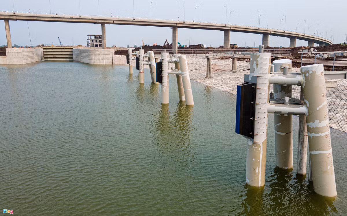 Âu tàu nằm giữa hai sông, vận hành tương tự như kênh đào nổi tiếng Panama. Khi có tàu vào, một bên đóng kín, bên còn lại mở cho tới khi mực nước sông cân bằng với bên trong để tàu qua, và ngược lại. Mỗi chu kỳ một tàu qua kéo dài khoảng 15 phút, trong đó 2 phút bơm nước để cân bằng phía trong và ngoài sông.