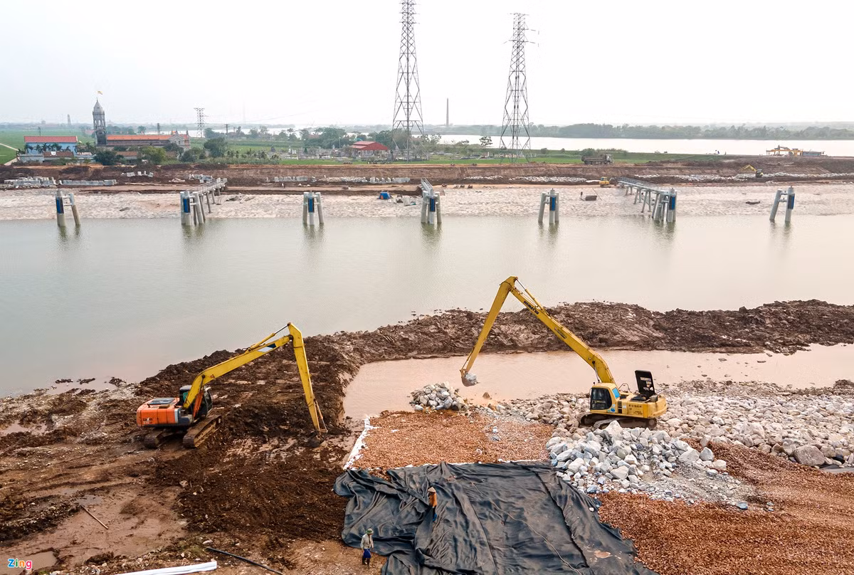 Chia sẻ với Zing, ông Trần Đỗ Liêm, Chủ tịch Hội vận tải thủy nội địa Việt Nam, cho biết ông chưa chứng kiến dự án đường thủy nào tại Việt Nam có mức đầu tư lên tới 100 triệu USD. Ông Liêm chia sẻ kênh Đáy - Ninh Cơ là hạng mục đường thủy lớn thứ 2 được Chính phủ Việt Nam đầu tư. Hạng mục lớn nhất là công trình kênh thủy lợi Bắc - Hưng - Hải.