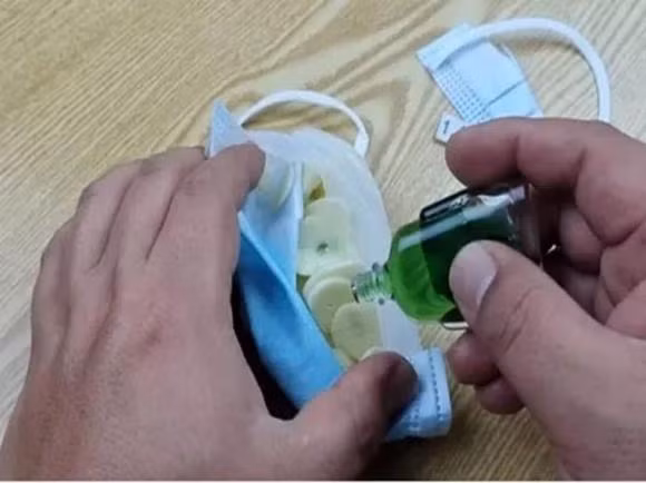 Trời mưa ẩm, chỉ cần đổ dầu gió vào tỏi đuổi muỗi hiệu quả - Hình 3 Troi mua am, chi can do dau gio vao toi duoi muoi hieu qua-Hinh-3