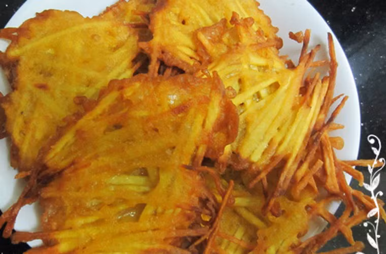 Bánh khoai rán. Bánh khoai lôi cuốn người ăn nhờ vẻ ngoài vàng ươm bắt mắt. Cắn một miếng nhỏ, bạn dễ dàng cảm nhận sự giòn tan cùng vị ngọt nhẹ trong từng sợi khoai nhỏ.