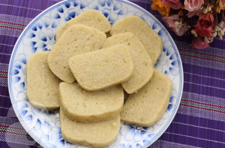 Bánh khoai lang hấp. Bánh khoai lang hấp được chế biến khá đơn giản, độ ngọt vừa phải. Bánh có độ dai hòa quyện với cảm giác bùi bùi, tuyệt ngon khi thưởng thức nóng.