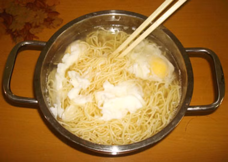 Lười khuấy mì khi nấu ăn. Nhiều người viện cớ khuấy đảo bằng đũa dễ khiến sợi mì bị đứt đoạn. Trái lại, việc ngồi yên không mang lại hiệu quả như mong đợi. Thậm chí, nó còn khiến sợi mì khó có thể chín đều cũng như dễ dính chặt vào nhau.
