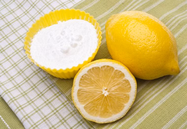 Tận dụng hỗn hợp chanh, baking soda. Dùng khoảng nửa quả chanh vắt lấy nước rồi trộn đều với baking soda theo tỷ lệ 1:1. Tiếp đó, sử dụng chiếc bàn chải cũ để chà đi chà lại trên móng tay vài lần. Sự kết hợp của hai loại chất tẩy trắng sẽ mang lại cho bạn bộ móng trắng hồng hoàn hảo.