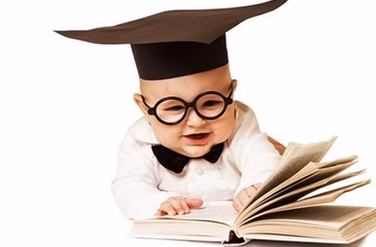 Não bé bắt đầu phát triển khi còn trong lòng mẹ. Đặc biệt, giai đoạn bắt đầu tập đi thường tò mò và có nhu cầu tìm hiểu lớn. Vì vậy, thời điểm này các bậc cha mẹ nên hướng dẫn bé tìm hiểu thế giới bên ngoài. Ngoài cách kiên trì trả lời thắc mắc, bạn nên sử dụng đồ chơi để thúc đẩy kỹ năng học hỏi của bé.
