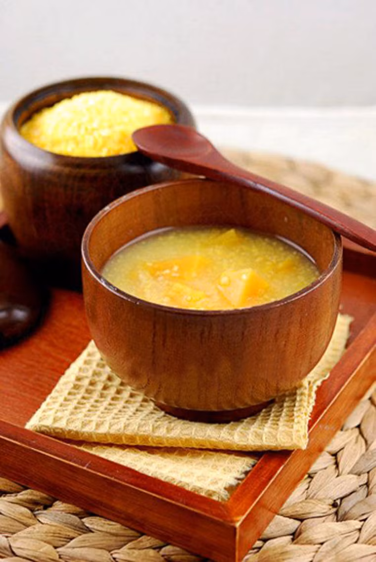 Chè khoai. Để có được ly chè lạ miệng, chị em phải chọn đúng loại khoai lang vàng, ngô ngọt, chút gạo nếp và đường. Sơ chế khoai lang, ngô rồi cho tất cả vào hầm kỹ. Sự khác biệt của chè khoai với các loại chè khác là bạn có thể thưởng thức nóng hoặc nguội đều ngon.