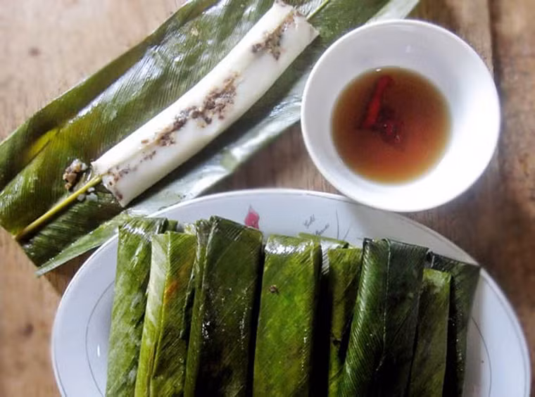 Khi gói bánh, người làm khéo léo dùng đũa nhón ít bột, quệt vào giữa miếng lá chuối, thêm chút nhân rồi cuộn tròn, bẻ gập hai đầu lá lại rồi đem luộc khoảng 30 phút là được.