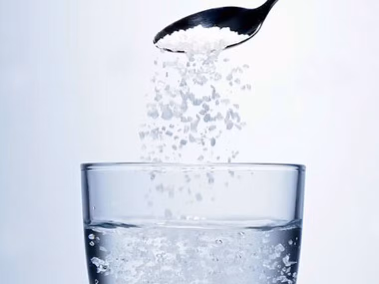 Nếu không sẵn baking soda trong tủ bếp, chuẩn bị hỗn hợp muối, nước sạch và nước rửa chén. Tiến hành cọ rửa những bộ phần rời ở đáy lò. Sau đó, dùng một miếng bọt biển thấm đều hỗn hợp, cho tiếp xúc với tất cả các bề mặt bên trong lò và đợi trong 10 phút.