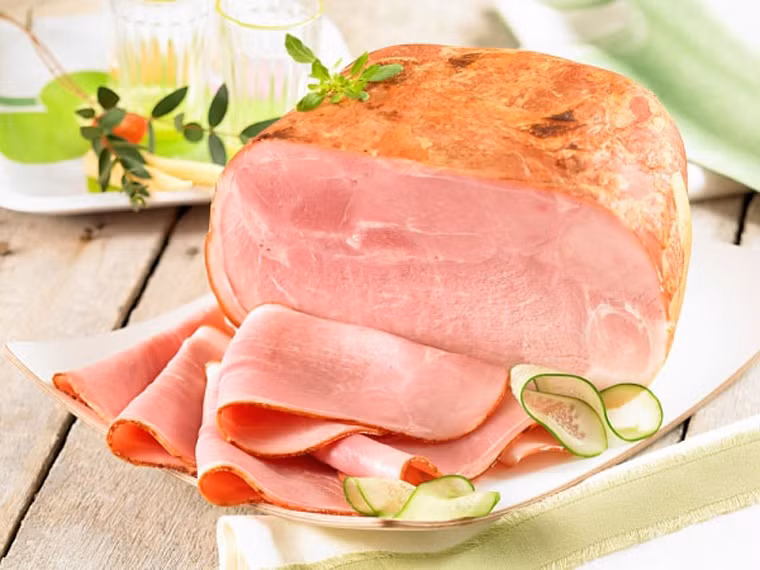 Thịt đã qua xử lý. Hầu hết các loại thịt nguội đã qua xử lý như thịt hun khói, xúc xích, hot dog đều chứa hai loại muối là sodium nitrite và sodium nitrate. Hai chất này là nguyên nhân làm tăng nguy cơ ung thư đại tràng và ung thư khác.