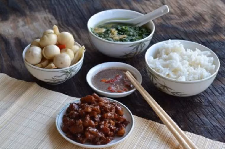 Mắm cáy Bình Lục. Ở Hà Nam, cáy có nhiều ở các vùng nước lợ như Thanh Liêm, Bình Lục, Kim Bảng… thế nhưng nghề làm mắm cáy phát triển mạnh nhất ở huyện Bình Lục. Mắm cáy được chế biến công phu. Những con cáy nhỏ được lột yếm, bóc trắng, giã cho thật nhuyễn, trộn muối rồi đem ủ kín trong vại. Sự cầu kỳ của món ăn đòi hỏi người dân phải phơi đủ nắng, đủ sương sao cho thật ngấu mới đem dùng.