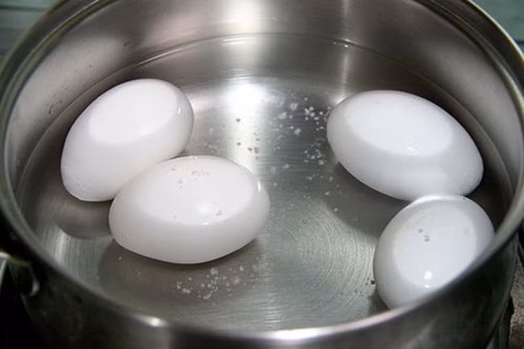 Ngâm trứng luộc với nước lã. Nước lã giúp trứng nguội nhanh chóng. Tuy nhiên, trứng vốn có lớp màng bảo vệ bên ngoài nhằm ngăn chặn sự thâm nhập của các vi sinh vật. Khi luộc chín, trên vỏ trứng không còn lớp màng này. Bên cạnh đó, khi ngâm trứng trong nước, “túi khí” bên trong trứng có tác dụng cản trở khí lạ từ môi trường bên ngoài cũng bị phá vỡ do nhiệt độ hạ xuống đột ngột. Lúc đó, nước và các vi sinh vật dễ dàng thâm nhập vào bên trong, khiến trứng bị biến chất và nhanh hỏng.