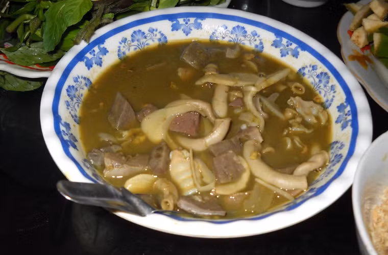 Nậm pịa ăn kèm với thịt luộc, rau bạc hà, rau chuối và chút rượu nồng. Dù kém sắc và sở hữu mùi khó ngửi song những ai ăn được nậm pịa sẽ rất thích vì vị đắng dịu nơi cuống lưỡi.