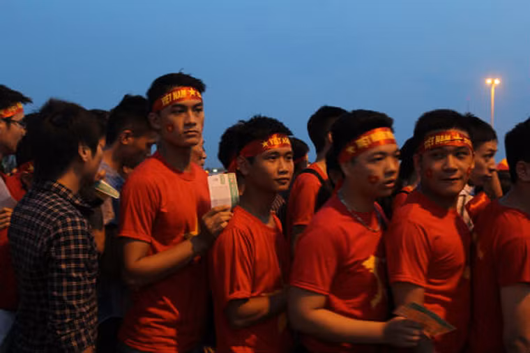 Hầu hết các cổ động viên đều khoác trên mình chiếc áo cờ đỏ sao vàng, cả sân vận động Mỹ Đình ngập tràn một màu đỏ rực.