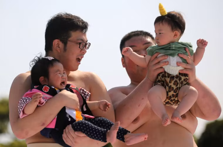 Người đoạt giải là người cất tiếng khóc trước. Tuy nhiên, nếu cả hai em cùng bật khóc thì trọng tài sẽ bình chọn cho người có tiếng thét to, rõ ràng.