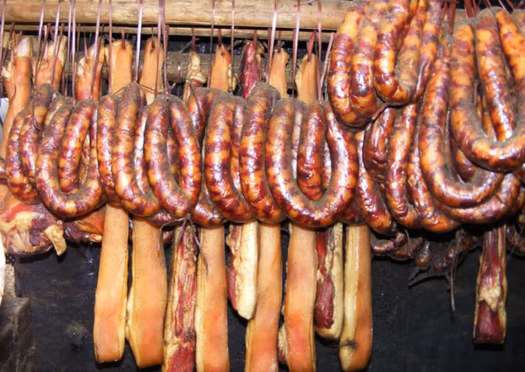  Kính coong. Hiểu theo tiếng Khơ Mú, kính coong có nghĩa là tổng hợp các loại rau củ quả, ớt, hành tỏi, cà rừng, mắc khén... nấu với thịt thối. Dù khá khó ngửi nhưng món ăn này lại được nhiều người thích thú, và là món truyền thống không thể thiếu trong dịp cưới xin, lễ tết.