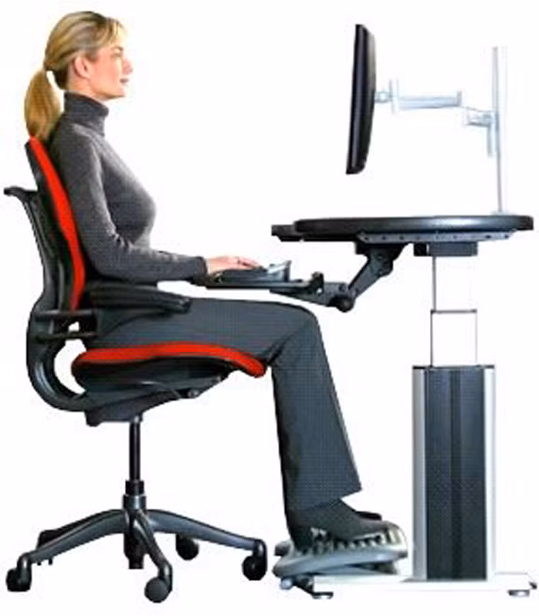 Ngồi nhưng chân không chạm vào sàn nhà. Ngồi một chiếc ghế quá cao khiến chân phải lủng lẳng trong không trung khiến cơ thể nhanh chóng trở nên căng thẳng, lượng máu lưu thông kém. Thậm chí, thói quen này còn dẫn đến tình trạng giãn tĩnh mạch và sưng phù chân nếu liên tục kéo dài. Để bảo vệ mình, bạn nên lựa chọn chiếc ghế phù hợp với chiều cao hoặc tận dụng một vật nhỏ để đặt chân lên, tạo thành một góc 90 độ.