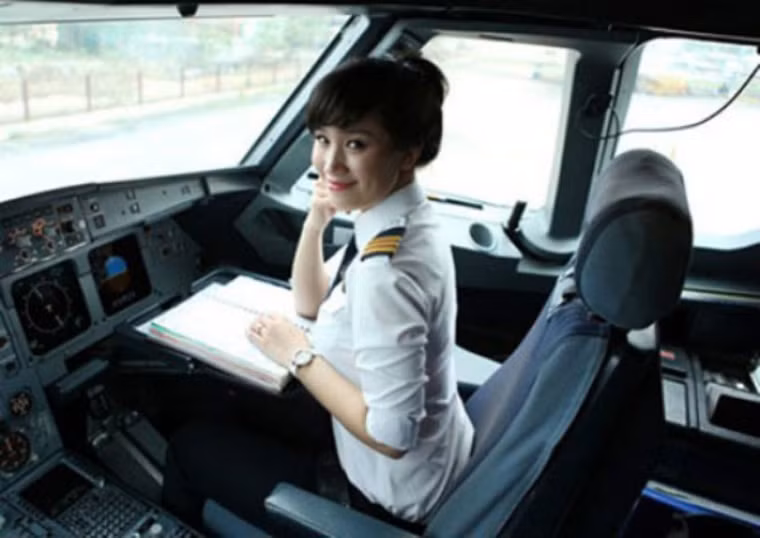 Trần Trang Nhung sinh năm 1987, là cơ phó điều khiển Airbus 321 đầu tiên của Việt Nam. Cô được đào tạo bài bản tại Pháp và vừa trở về nước năm 2009.