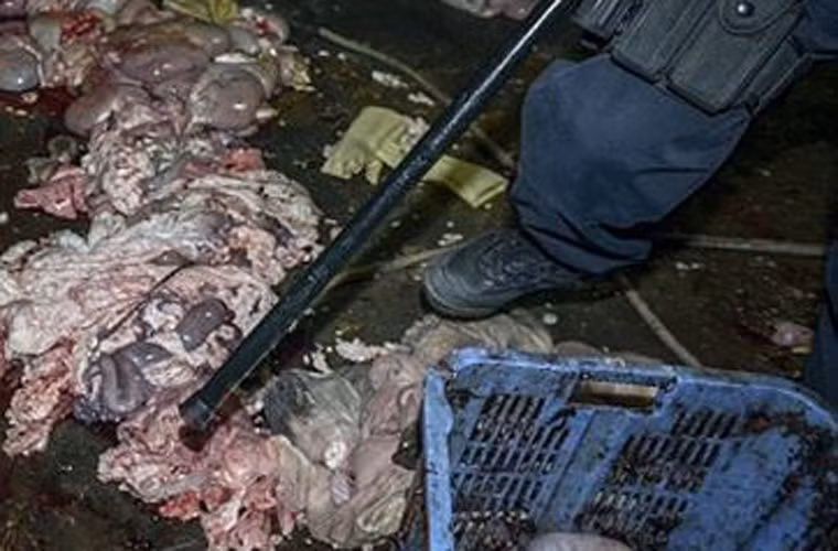 Để dầu có màu sáng bắt mắt, tất cả các nguyên liệu bèo nhèo được trộn cùng với nhau, tẩy màu, lọc và tinh chế. Theo Chinadaily và Beijing Times, những nhà sản xuất dầu bẩn nói trên thú nhận mỗi ngày cho ra lò gần 100 tấn sản phẩm kém chất lượng.