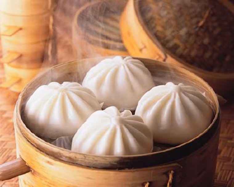 Bánh bao. Bánh bao không chỉ phổ biến ở Trung Quốc mà còn được biết đến ở nhiều nơi khác trên thế giới. Ngoài việc là lựa chọn quen thuộc trong các bữa ăn hàng ngày, bánh bao còn trở thành món không thể thiếu trong các lễ hội lớn. Thậm chí, trong các tour du lịch cho người ngoại quốc, người ta còn sắp xếp nhằm giới thiệu quy trình làm bánh cầu kỳ.