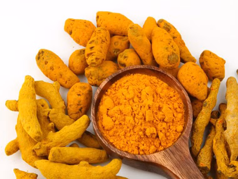 Nghệ. Công dụng phòng, trị bệnh của nghệ được biết đến và sử dụng hàng ngàn năm nay. Giống như trà xanh, loại gia vị này tỏ ra hiệu quả trong việc ngăn ngừa ung thư tuyến tụy và các loại ung thư khác. Khi đi vào cơ thể, các chất chống oxy hóa mạnh trong nghệ có khả năng ngăn chặn sự hình thành nitrosamine và ức chế sản xuất aflatoxin – hai quá trình có liên quan mật thiết đến sự phát triển của tế bào gây bệnh.