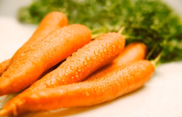 Cà rốt. Cà rốt được xem là nguồn cung cấp dồi dào beta-carotene, vitamin C. Ngoài ra, nó cũng chứa nhiều falcarinol - hợp chất tự nhiên được chứng minh có khả năng ức chế sự phát triển của ung thư. Nghiên cứu ở chuột cho thấy, tiêu thụ nhiều cà rốt góp phần giảm tới 2/3 nguy cơ mắc bệnh. Tuy nhiên, để hấp thụ tối đa falcarinol, bạn nên ăn sống hoặc hấp cả củ sẽ tốt hơn là thái nhỏ và ninh nhừ.