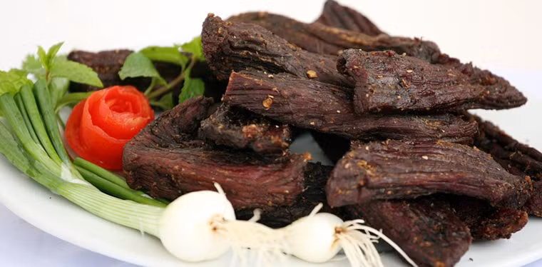 Khi thưởng thức, người ta có thể dùng trực tiếp miếng thịt trâu đen đủi, khô khốc tưởng nhám xàm nhưng càng nhai càng thơm, cay, chua, mặn, ngọt đằm thắm miệng lưỡi ngào ngạt hương vị hoang dã núi rừng.
