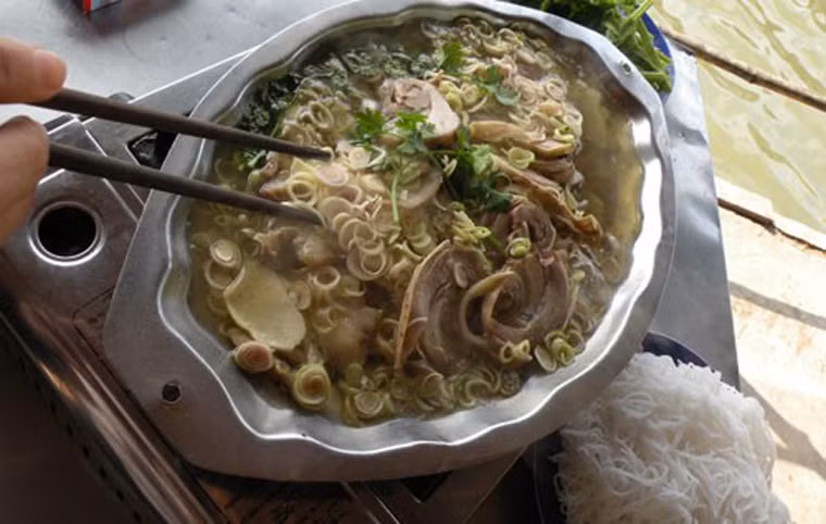 Nó được chế biến bằng cách mang thịt trâu nấu với mẻ chua để có được hương vị chua ngọt, đậm đà đặc trưng vùng sông nước.