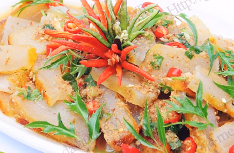 Nộm da trâu. Nộm da trâu còn được biết đến với tên gọi thấu da trâu. Đây được xem là đặc sản riêng của người Thái, Sơn La. Nếu như da trâu rất dày thì khi qua bàn tay khéo léo của người làm bếp chúng trở nên mềm mại, dễ dàng cắt lát, vị giòn dai sần sật cùng màu vàng bắt mắt.