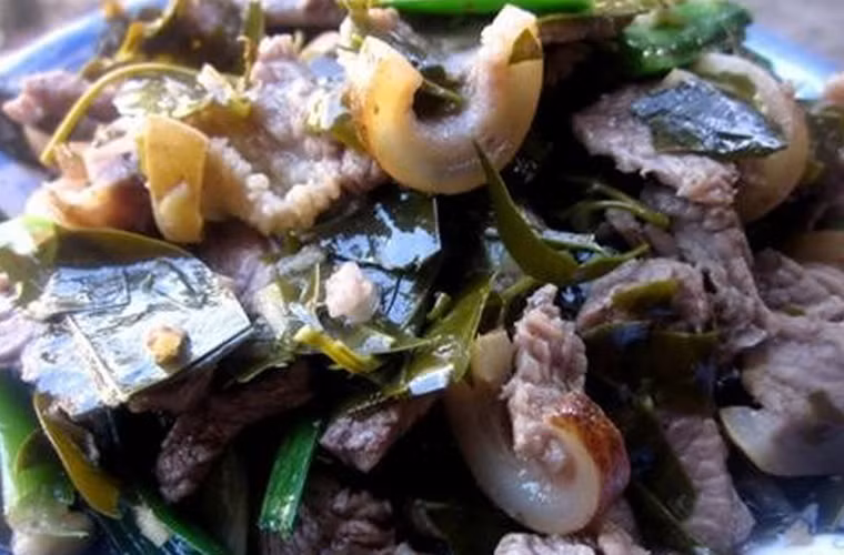 Cụ thể, món ăn là sự kết hợp giữa lá lồm thanh chua xua tan mùi gây của thịt trâu, bỏ vào miệng chỉ thấy miếng thịt no lửa chím mềm cùng vị dịu dàng quyến luyến của các gia vị.