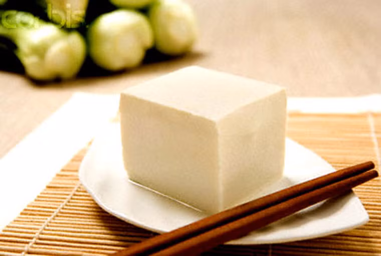 Nhiều người thích thú với cảm giác mát dịu của đậu phụ trần. Tuy nhiên, việc trần qua với nước nóng không thể tiêu diệt hết các vi khuẩn có hại. Tốt nhất, nên hấp đậu trong vòng 5 phút rồi bắt đầu thưởng thức.