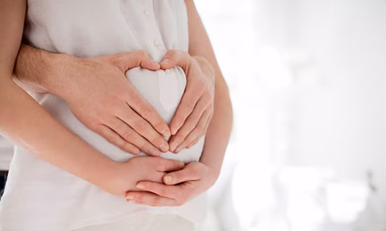 Nhìn chung, khuyến cáo nghỉ ngơi tại giường thường được áp dụng cho các đối tượng xuất hiện cơn co thắt hoặc chuyển dạ sớm do huyết áp cao. Nguyên nhân là chúng có khả năng gây tử vong tiền sản giật; ảnh hưởng đến sự tăng trưởng bình thường của bé, đẩy chị em đối diện nguy cơ sẩy thai.