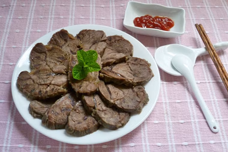 Bắp bò luộc mắm. Bắp bò luộc nước mắm có vị đậm đà của thịt bò ướp cùng hương thơm của gừng. Khi ăn, bạn không cần phải pha nước chấm cầu kỳ mà chỉ cần tận dụng ngay phần tương ớt có sẵn trong tủ bếp. Có điều kiện hơn, bạn có thể chuẩn bị chút xà lách, chuối xanh, khế, bún và báng tráng để ăn kèm.