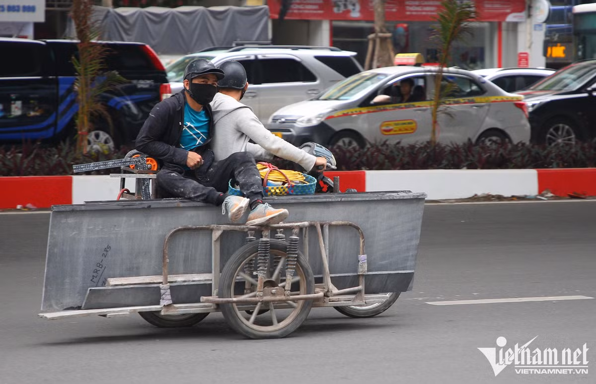 Xe 3 bánh chất hàng như ‘lô cốt’, bị xử phạt tài xế đổ tại mưu sinh - Hình 4 Xe 3 banh chat hang nhu ‘lo cot’, bi xu phat tai xe do tai muu sinh-Hinh-4