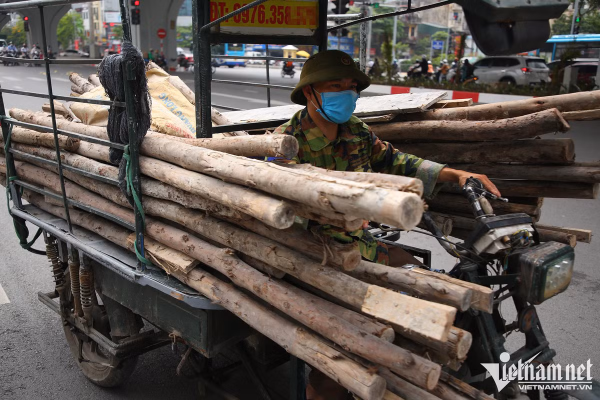 Xe 3 bánh chất hàng như ‘lô cốt’, bị xử phạt tài xế đổ tại mưu sinh - Hình 2 Xe 3 banh chat hang nhu ‘lo cot’, bi xu phat tai xe do tai muu sinh-Hinh-2