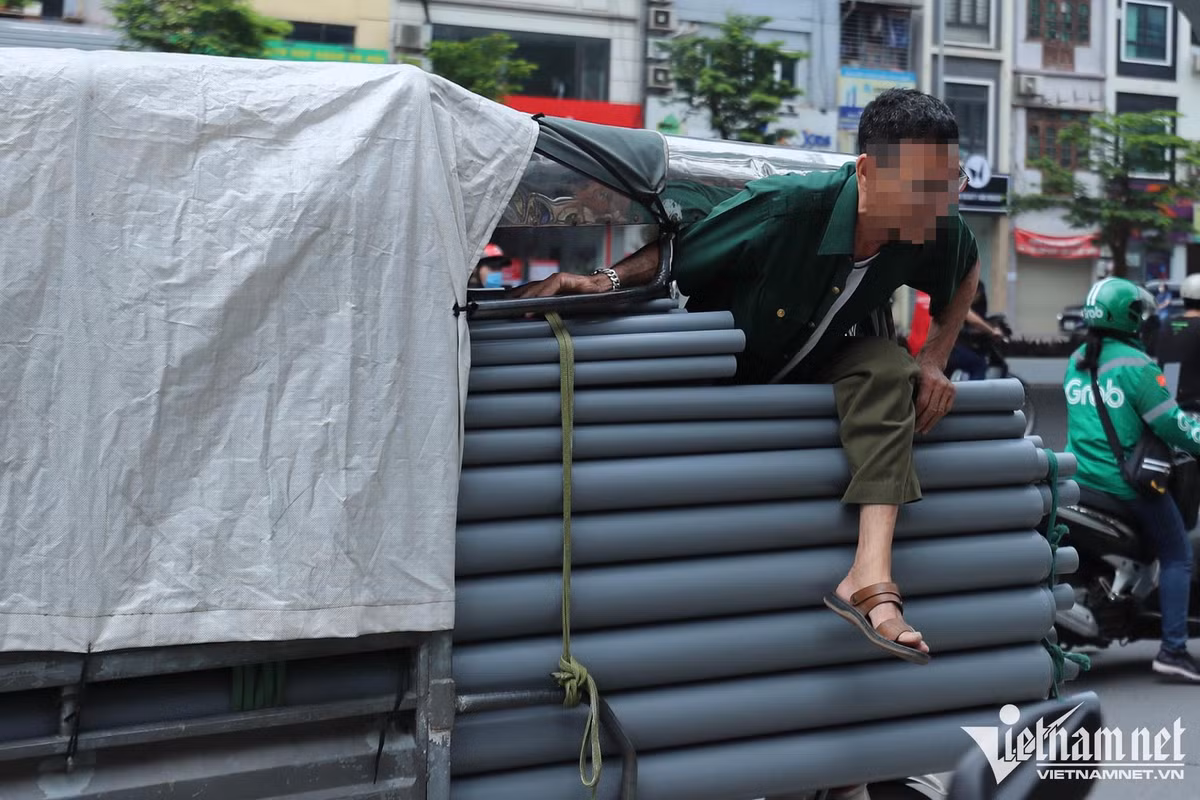 Xe 3 bánh chất hàng như ‘lô cốt’, bị xử phạt tài xế đổ tại mưu sinh - Hình 5 Xe 3 banh chat hang nhu ‘lo cot’, bi xu phat tai xe do tai muu sinh-Hinh-5