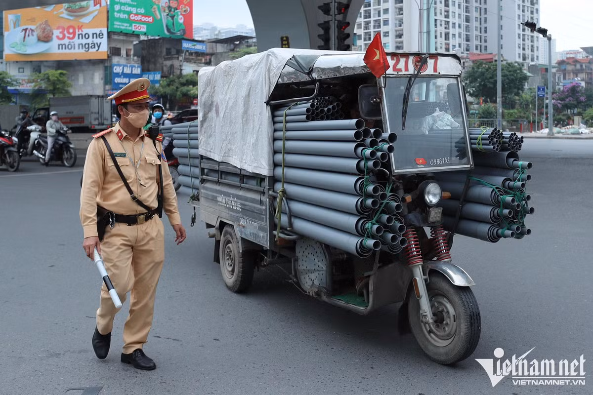 Xe 3 bánh chất hàng như ‘lô cốt’, bị xử phạt tài xế đổ tại mưu sinh Xe 3 banh chat hang nhu ‘lo cot’, bi xu phat tai xe do tai muu sinh