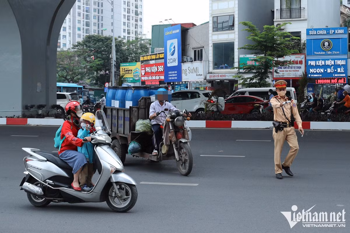 Xe 3 bánh chất hàng như ‘lô cốt’, bị xử phạt tài xế đổ tại mưu sinh - Hình 3 Xe 3 banh chat hang nhu ‘lo cot’, bi xu phat tai xe do tai muu sinh-Hinh-3