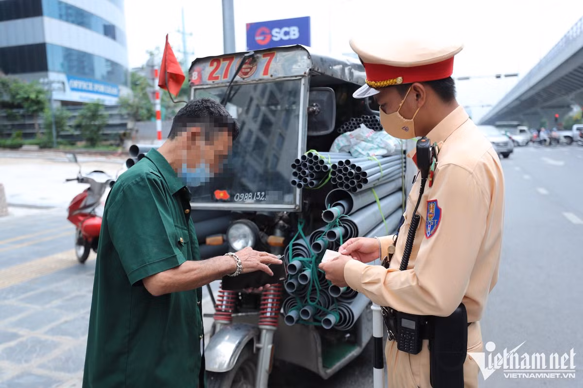 Xe 3 bánh chất hàng như ‘lô cốt’, bị xử phạt tài xế đổ tại mưu sinh - Hình 9 Xe 3 banh chat hang nhu ‘lo cot’, bi xu phat tai xe do tai muu sinh-Hinh-9